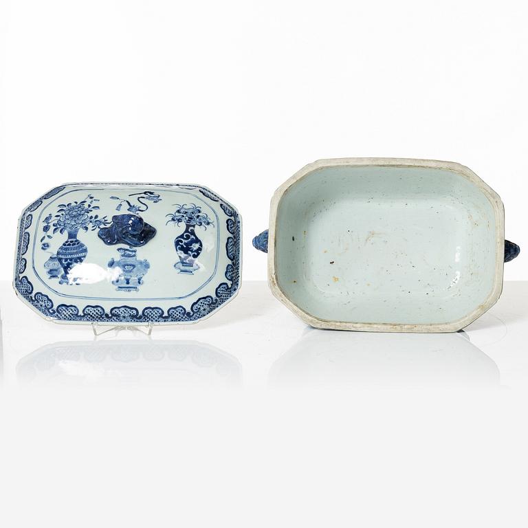 A Chinese export porcelain tureen, Qing dynasty, Qianlong (1736-95).