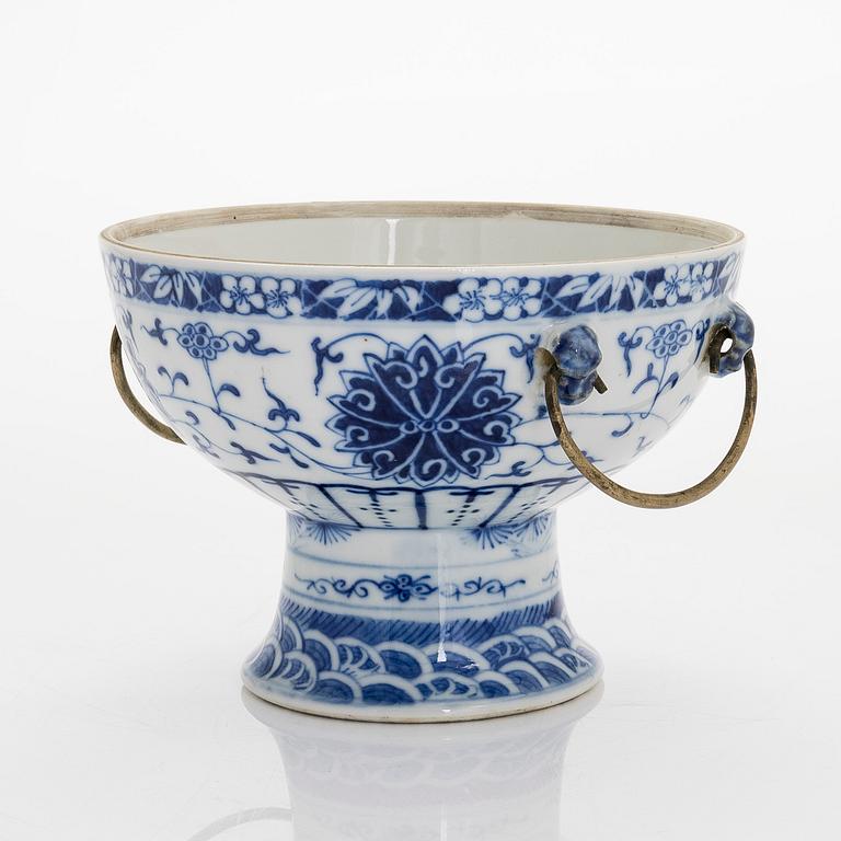 Footed porcelain bowl, late Qing dynasty, probably Guangxu, around 1900.