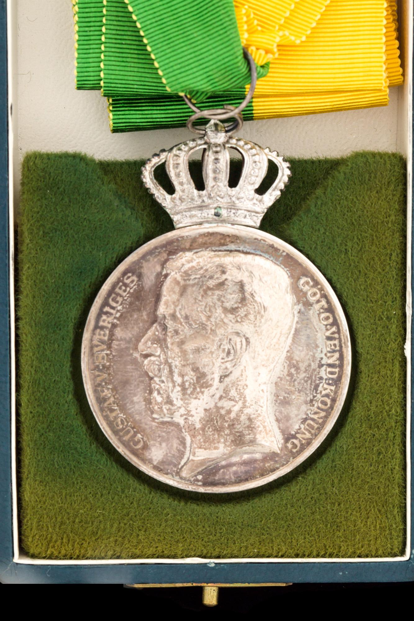 MEDALJ, silver. Gustav V. 1947. Vikt ca 36 gram.