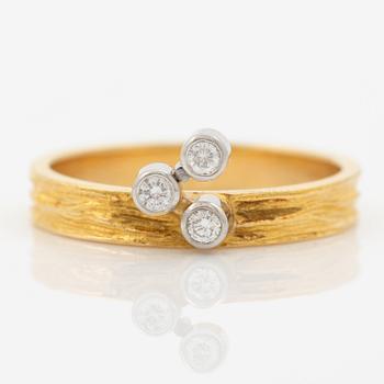 Björn Weckström, Ring, 18K guld med runda briljantslipade diamanter, Finland 1975. För Lapponia.