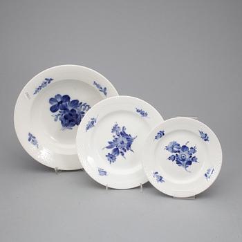 SERVISDELAR, ca160+8 delar, porslin, "Blå blomst", Royal Copenhagen, 1900-tal.