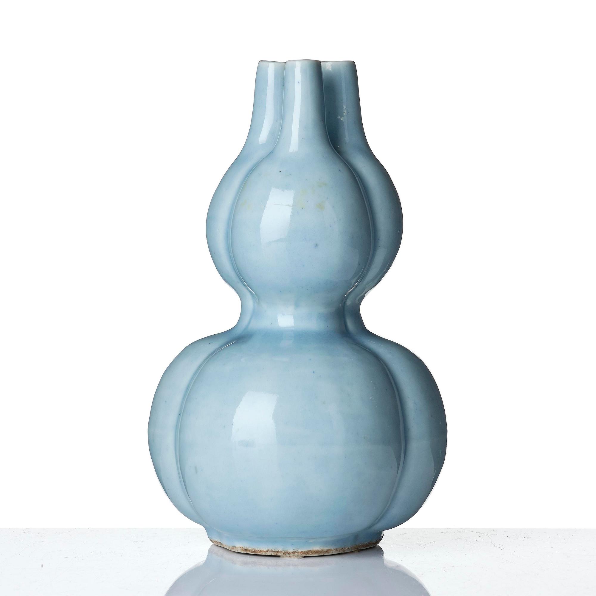 A 'claire de lune' glazed double-gourd vase, Qing dynasty 18/19th century.