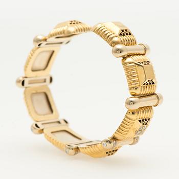 A BRACELET, brilliant cut diamonds, 22K gold.