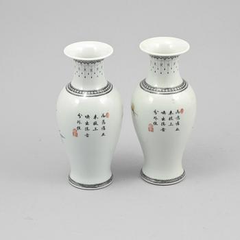 VASER, 2 st, porslin, Kina, 1900-talets andra hälft/modern tillverkning.