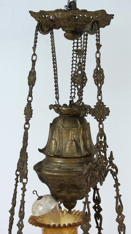 TAKFOTOGENLAMPA, majolika, 1800/1900-tal. H 120.