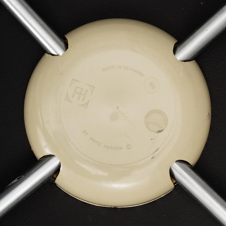 ARNE JACOBSEN, STOLAR, 4 st "Grand Prix" Fritz Hansen, Danmark. 1960-tal.