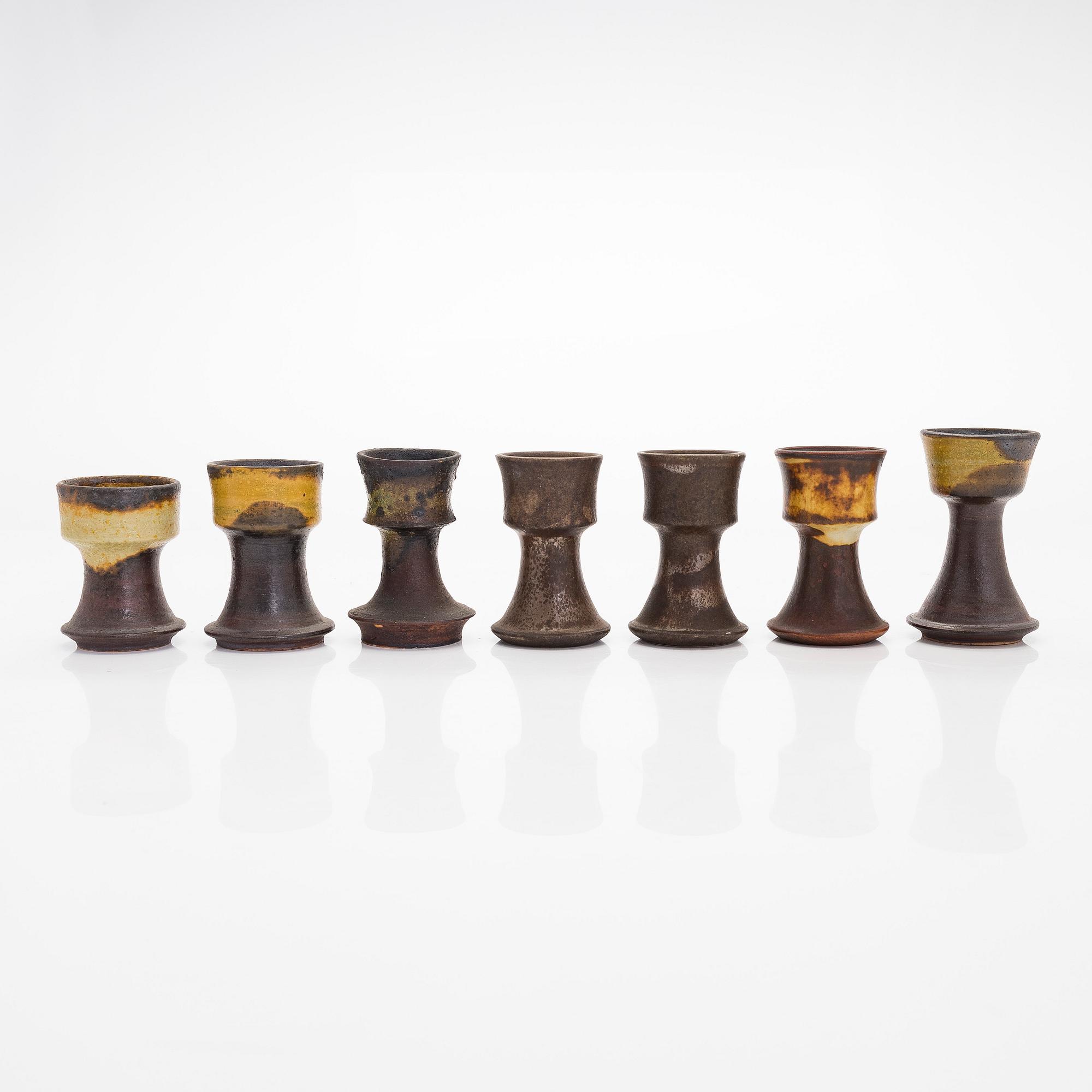 Liisa Hallamaa, munakuppeja, 7+3 kpl, kivitavaraa, signeerattu LH Arabia.