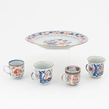 A group of four Chinese imari cups and a dish, Qing dynsty, Qianlong (1736-95).