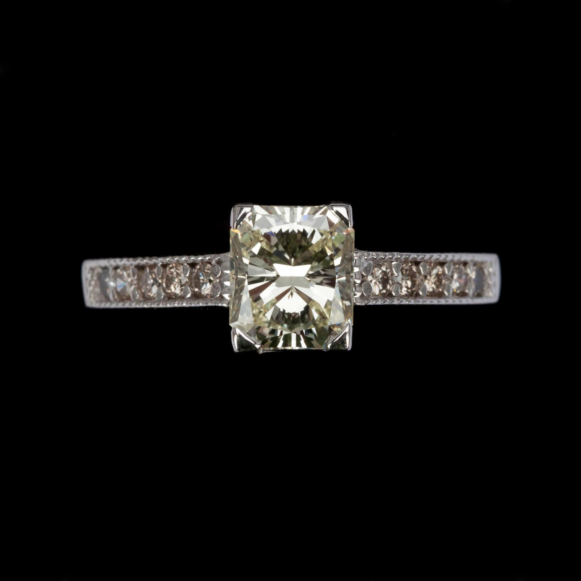 RING, vitguld 14K, mittsten 1,25 ct, sidostenar 10 st. tot. 0,15 ct. Vikt 2,9 g. Intyg.