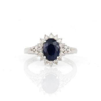 RING, 9K vitguld med ovalslipad safir, ca 1,38 ct samt små diamanter, tot ca 0,44 ct. Total vikt ca 3,19 g.