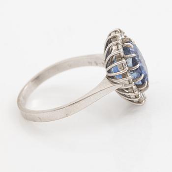 Ring, carmosémodell 18K vitguld med safir och briljantslipade diamanter.