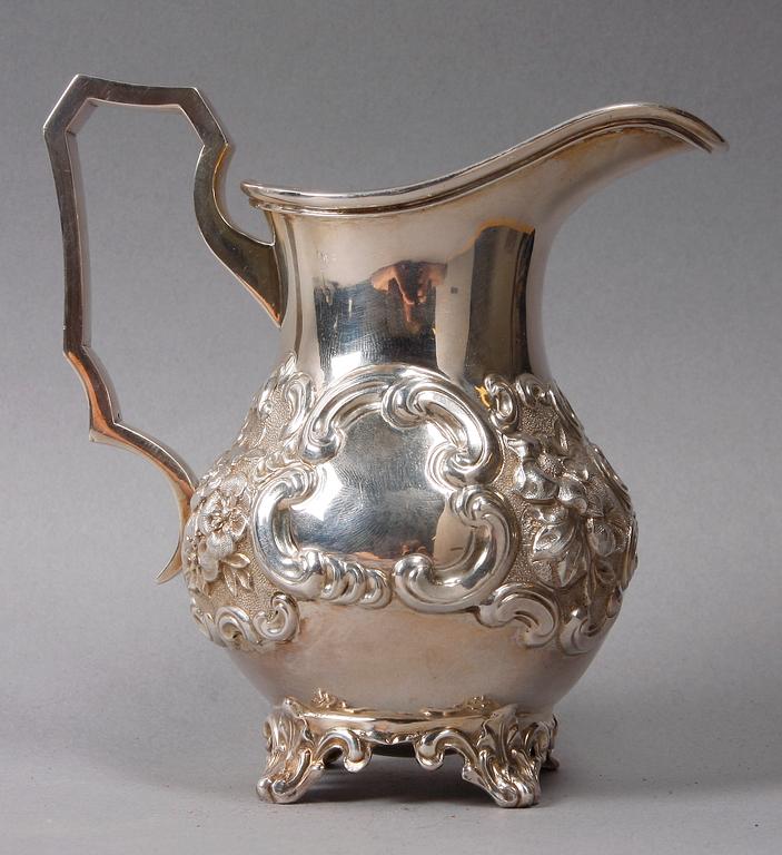 GRÄDDKANNA, silver. Nyrokoko. London 1845-6.