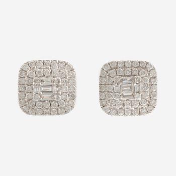 Baguette- och brilliant cut diamond earrings.