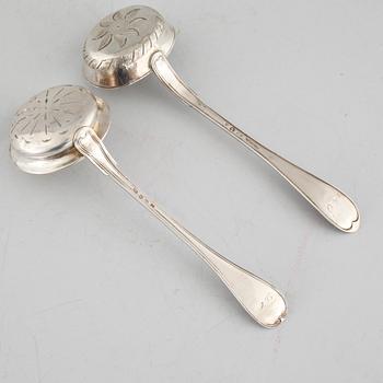 SKEDAR, 24 st, SAMT SOCKERSTRÖARE, 2 st, liknande delar av modell Gammal fransk, 1800-tal. Vikt 648 gram.