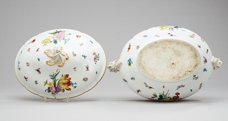 A tureen with cover, ca 1900 after model by Meissen.