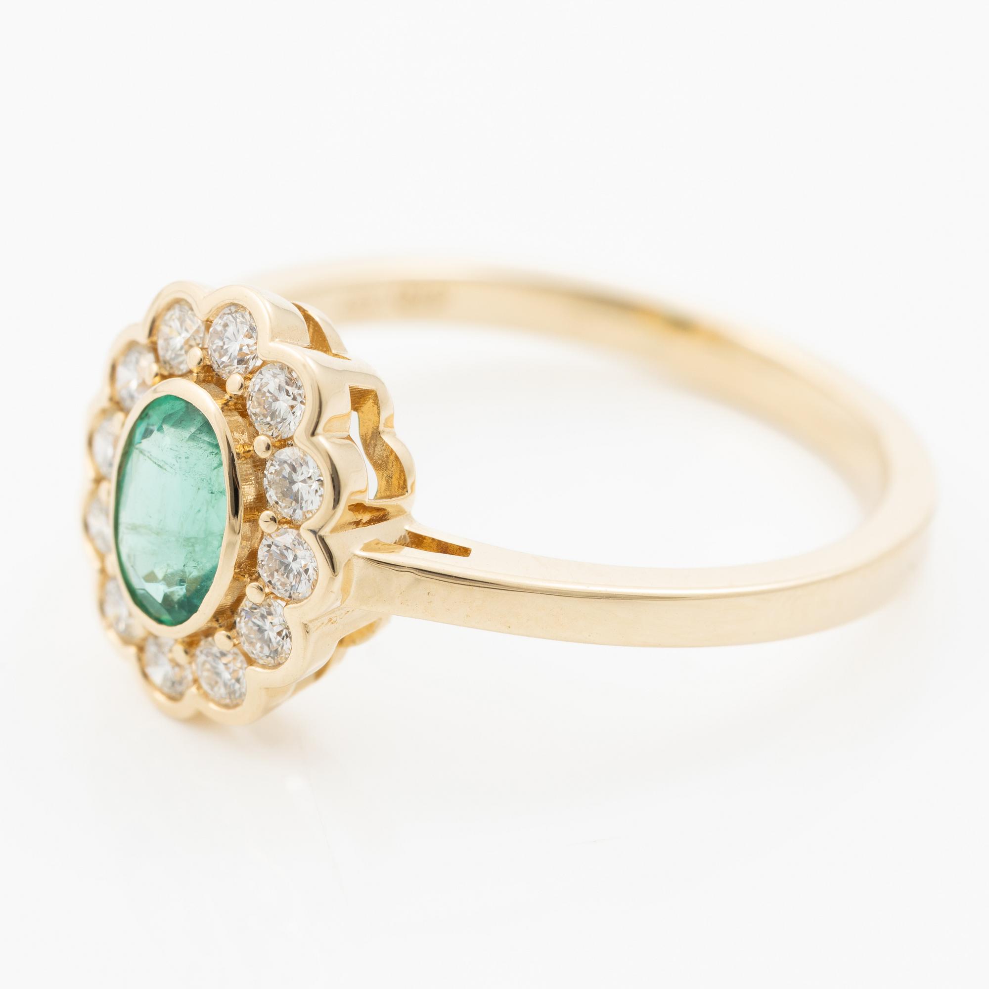 Carmósé ring, 14K gold with emerald and brilliant-cut diamonds.