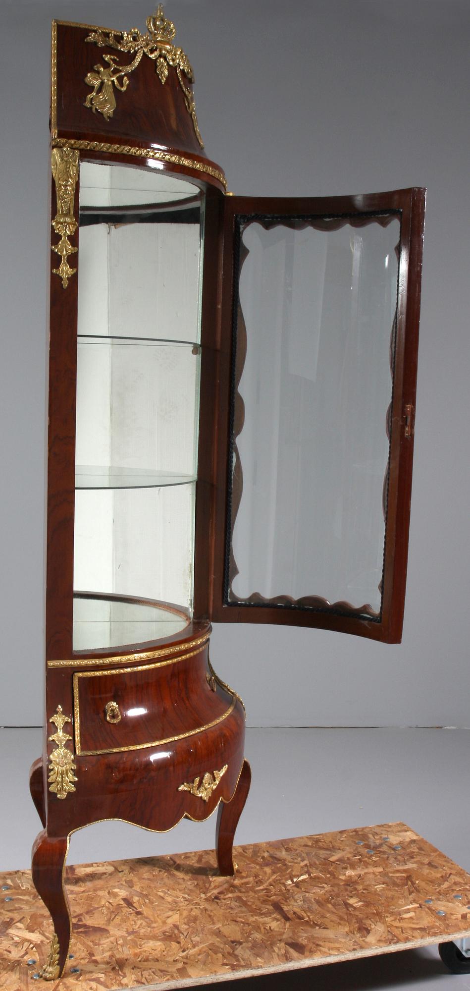 VITRINSKÅP, Louis XV-stil, 1900/2000-tal.