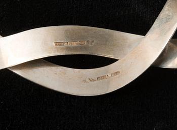 Paula Häiväoja, ÖRHÄNGEN OCH ARMRING, silver, Studio Paula, Helsingfors 1968. Vikt tot. 33,9 g.