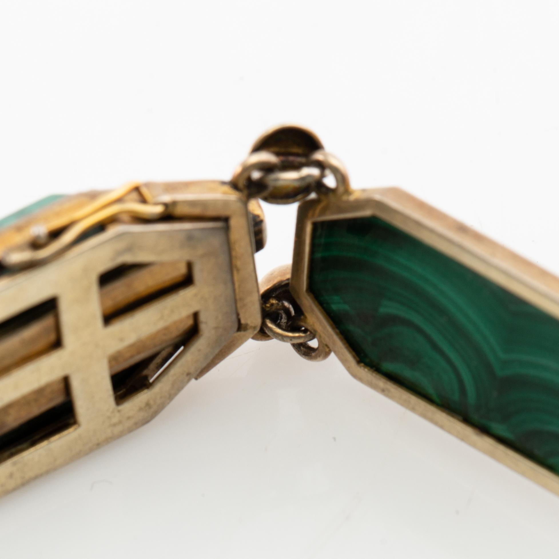 Halsband, ring och armband med slipade malakiter, Kina 1900-talets första hälft.