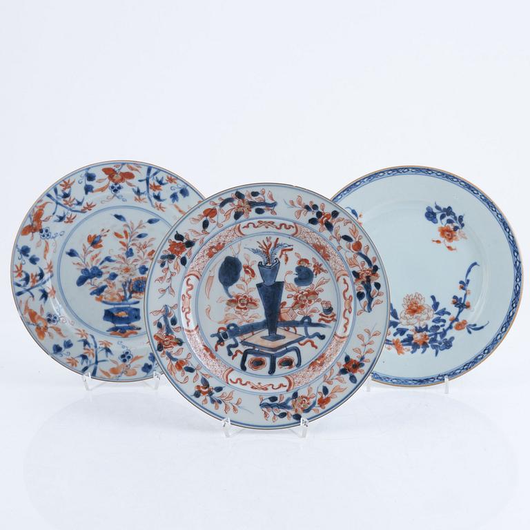 Twenty similar Imari porcelain plates, China, Qing dynasty, 18th century.