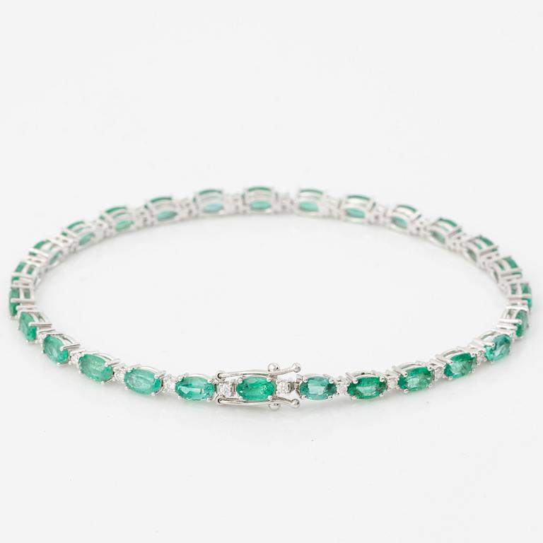 Bracelet 18K white gold with emeralds and brilliant-cut diamonds.
