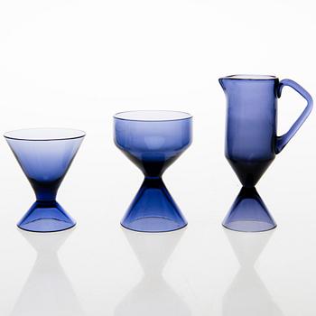 TAMARA ALADIN, A set of seven liqueur glasses, a sugar bowl and a cream jug of the X-series, Riihimäen Lasi 1961-1964.