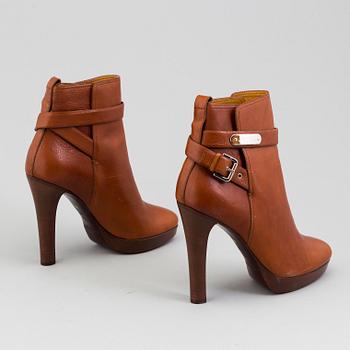A pair of brandycoloured leather bootie by Raplh Lauren.
