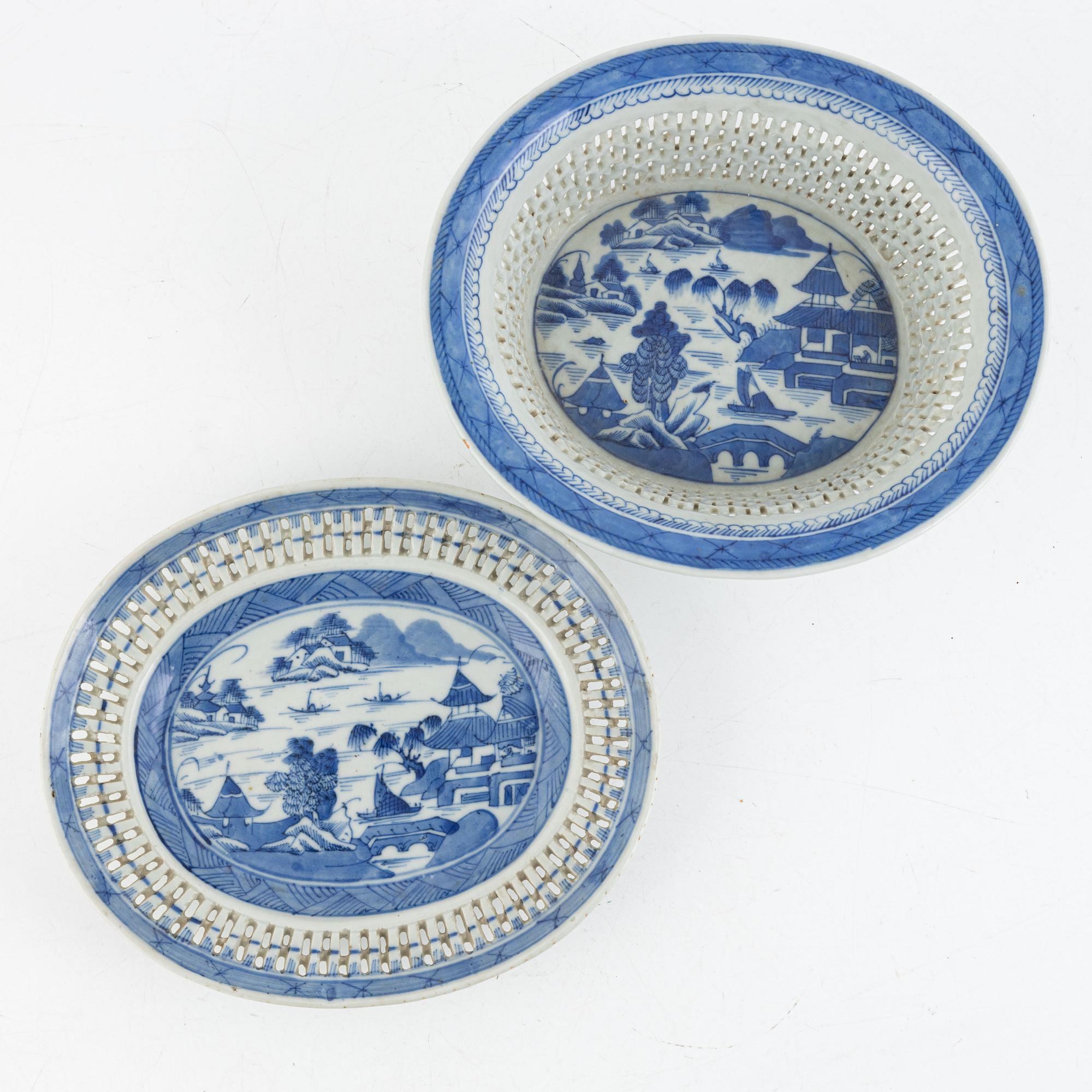 A Blue and White Bowl with Stand, China, Qing Dynasty, Jiaqing (1796-1820).