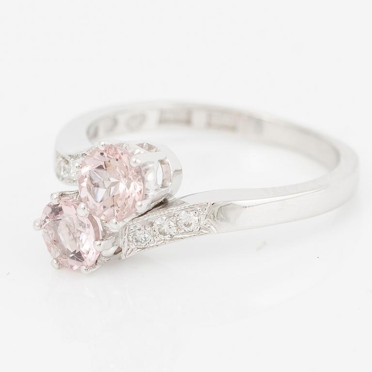 Ring 18K vitguld med två morganiter och briljantslipade diamanter.
