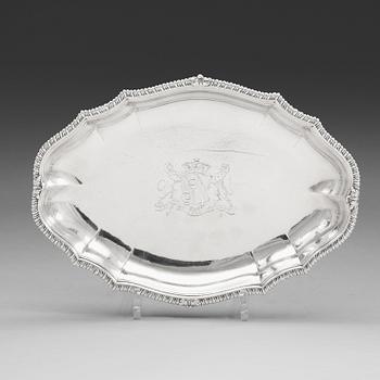 899. An English 18th century silver serving plate, Parker & Wakelin, London 1767.