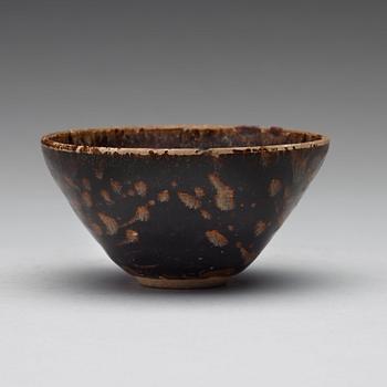 A Jizhou 'papercut and 'tortoiseshell' glazed bowl, Song dynasty (960-1279).