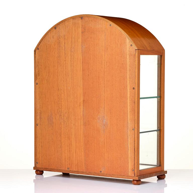 Josef Frank, a showcase cabinet model "2070", Firma Svenskt Tenn, mid-20th century.