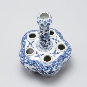 A porcelain vase from China, late Qing dynasty (1644-1912).