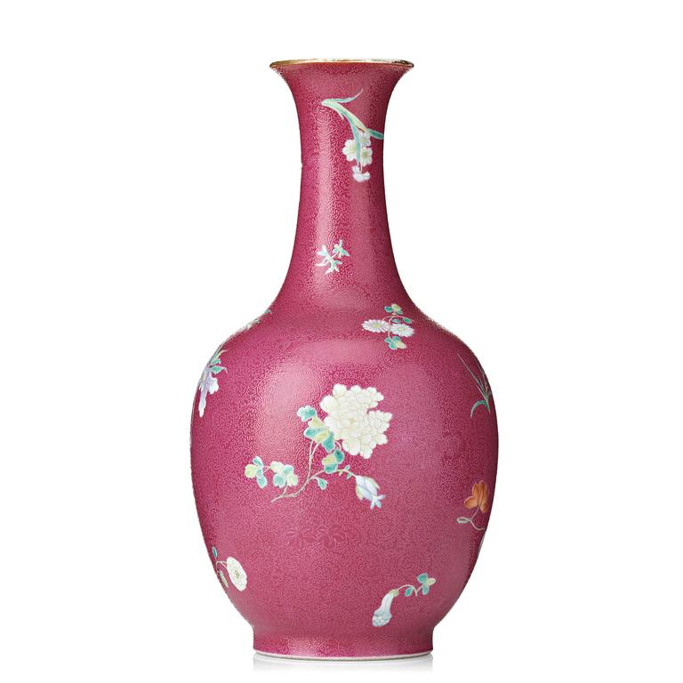 A pink scgrafitto vase, Qing dynasty with Qianlong mark.