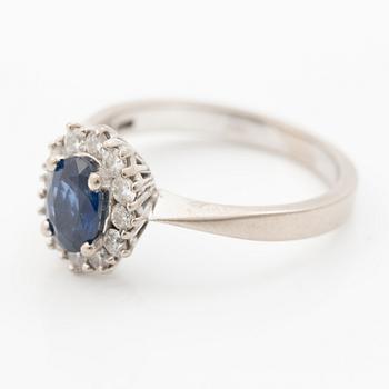 Ring 18K vitguld med blå safir och runda briljantslipade diamanter.
