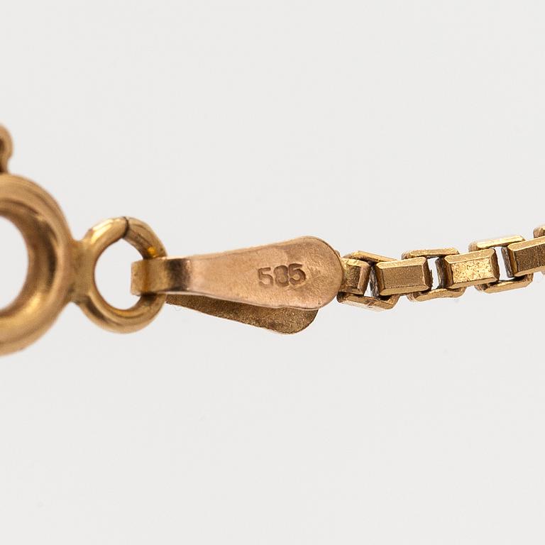 A 14K gold necklace with a spectrolite pendant. Finnsih control marks.