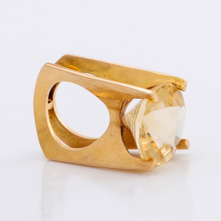RING 18K gold with 1 citrin approx 18 x 18 mm, total weight 15 g, Stockholm 1967.