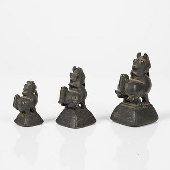 Bönesnurra, vitmetall och trä, Tibet samt opiumvikter, tre stycken, brons, sannolikt Burma.