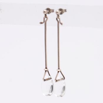 Vivianna Torun Bülow-Hübe, örhängen "Dew-drops", silver och bergkristall för Georg Jensen.