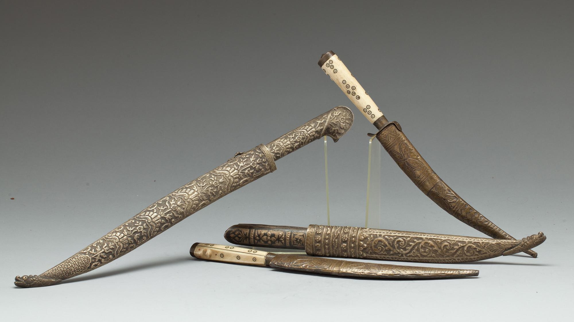 KNIV samt DOLKAR, 3 st, orientaliska, 1900-tal.