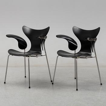 Arne Jacobsen, a pair 'Seagull' chairs, Fritz Hansen, Denmark, 2008.