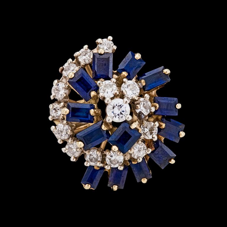 RING, baguette cut blue sapphires, tot. app. 3.25 cts, and brilliant cut diamonds, tot. app. 1 cts.