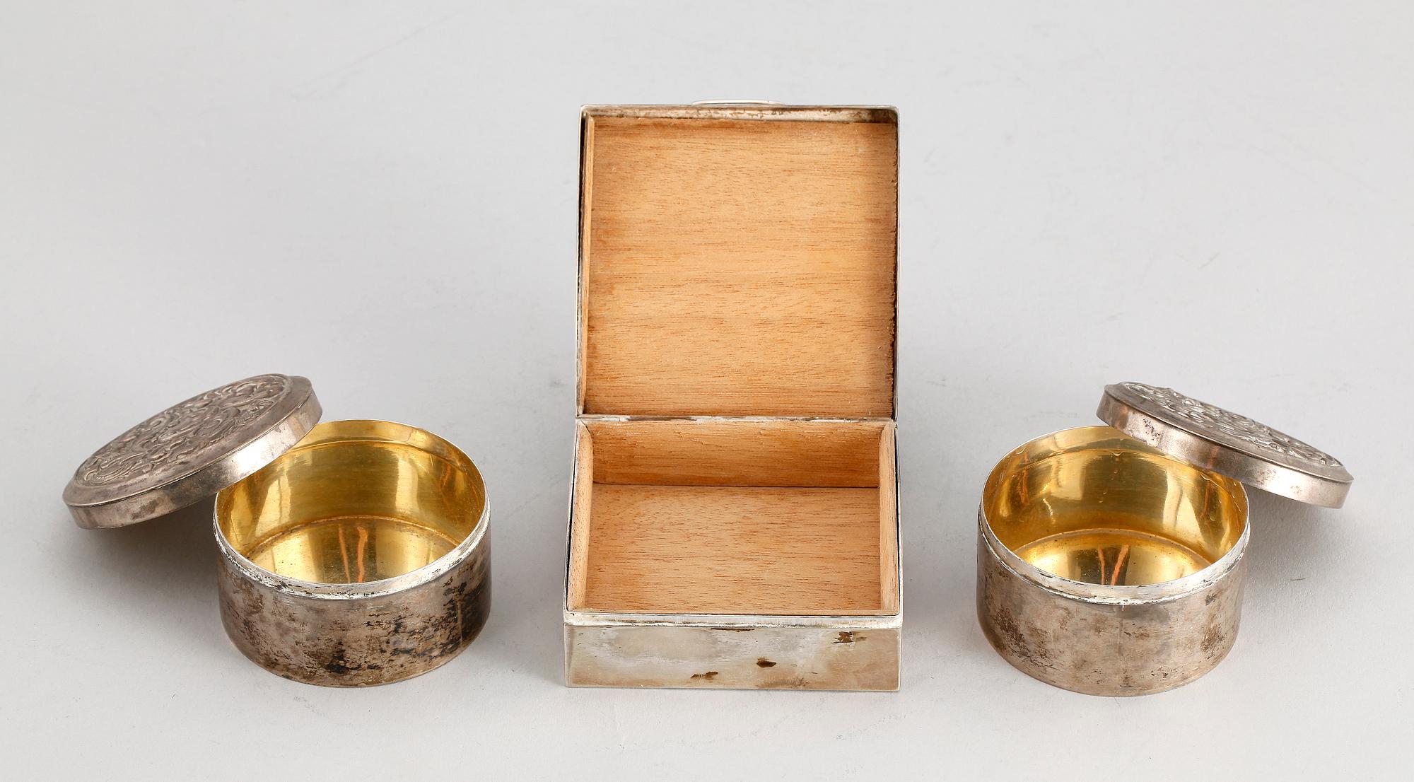 TOILETTEDOSOR ett par SAMT ETUI, silver, bla Arvid Öhrn, Gävle 1846. Totalvikt ca 250 gram.