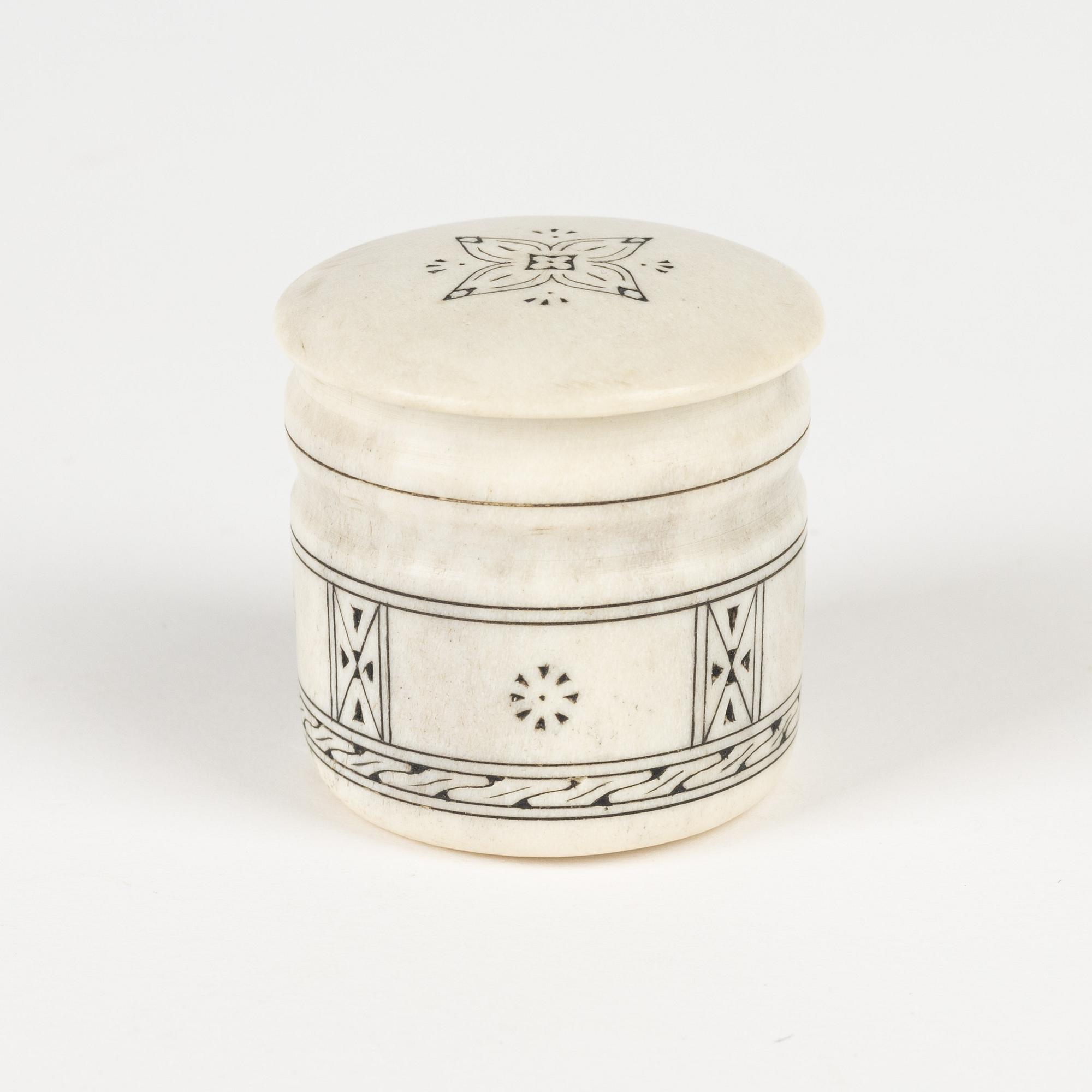 A small horn box with lid by Thomas Marainen, signed.