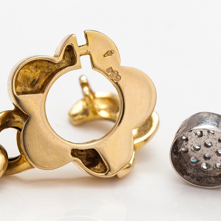 A 14K gold flower bracelet with diamonds ca. 0.38 ct in total. Finnish import marks 1966.