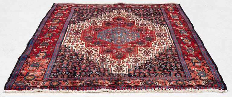 A Senneh rug, a. 159 x 117 cm.