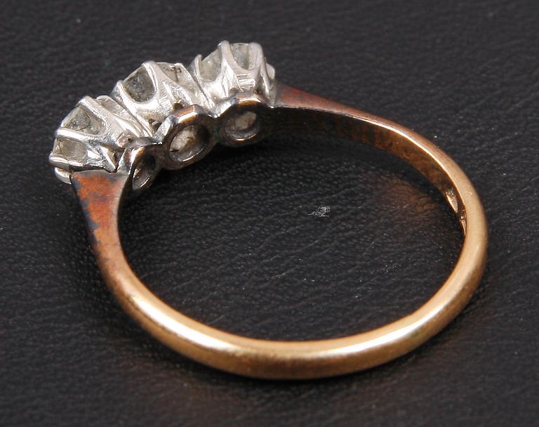 RING, 3 gammalslipade diamater ca 0.55 ct samt 18 K guld.