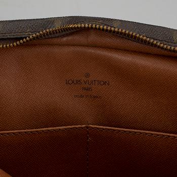 NECESSÄR, Louis Vuitton.