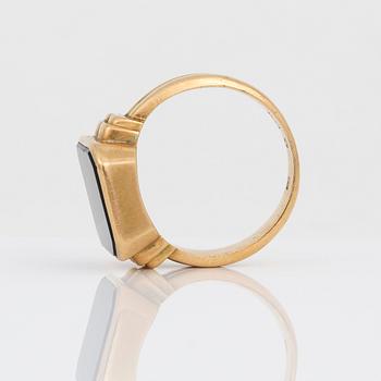KLACKRING, guld 18K samt svart onyx ca 3,2 ct, Stockholm, 1959. Total vikt ca 8,9 gram.
