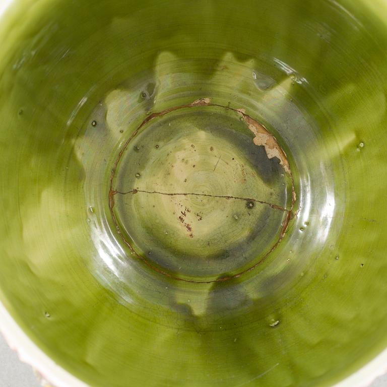 A majolica flower pot, around the year 1900.